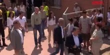 Incendi in Spagna, re Felipe e la regina Letizia tra gli sfollati: "Importante ascoltare le loro testimonianze"