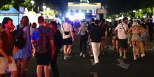 Furgone sulla folla a Berlino durante il corteo LGBTQ+, almeno un morto. Diversi i feriti