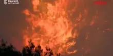 Incendi in Spagna, vigili del fuoco in azione: le immagini impressionanti dei roghi