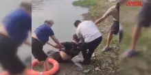 Cina, nonna eroina salva un uomo dallannegamento in un fiume