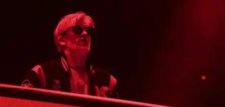 Dj Kavinsky trovato morto in casa a Parigi, aveva 50 anni