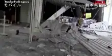 Terremoto in Giappone, la polizia allinterno di un centro commerciale distrutto dal sisma