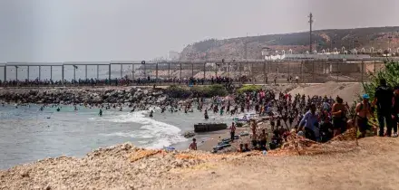 Ceuta, &lsquo;assalto&rsquo; dei migranti dal Marocco alla Spagna. Madrid invia l&rsquo;esercito, Roma pensa a stop Schengen