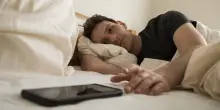 Sonno addio per colpa dello stress sul lavoro, il caso degli over 50