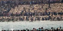 Ceuta, la crisi dei migranti: le foto dell&rsquo;assalto alle spiagge dell&rsquo;enclave