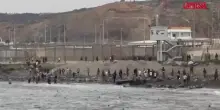 Ceuta, i migranti continuano ad arrivare a nuoto