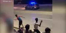 Ceuta, i migranti lanciano oggetti contro la polizia