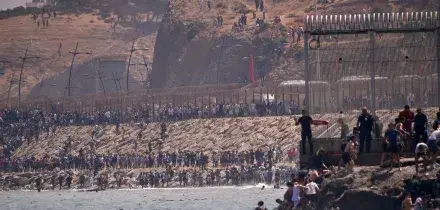 Crisi a Ceuta, migliaia di migranti entrano irregolarmente in Spagna. Scontri a Melilla