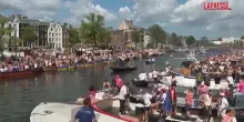 Amsterdam, al Pride la parata delle barche sui canali