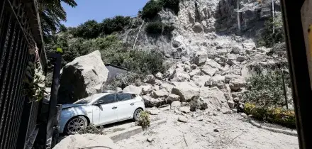Terremoto a Napoli, crolli e danni dopo la scossa. Le foto dei Campi Flegrei