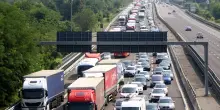 A1, scontro all&rsquo;alba tra camion e tre auto: 4 feriti, lunghe code