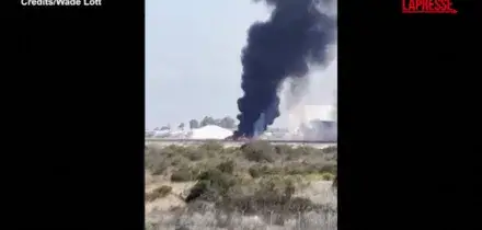 San Diego, aereo F-35 precipita vicino alla base di Miramar: la nuvola di fumo dopo lo schianto