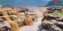 Cina, ecco la maestosa cascata di Hukou: con le sue acque dorate incanta i turisti