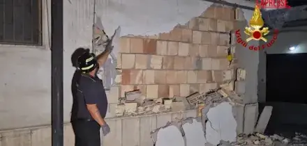 Terremoto Napoli, lintervento dei vigili del fuoco dopo la forte scossa ai Campi Flegrei