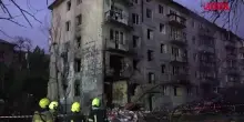 Ucraina, attacco russo su Kiev causa almeno 9 vittime: le immagini della distruzione