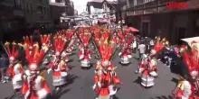 Bolivia, a La Paz sfilano le confraternite di danza: le spettacolari immagini