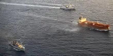 Russia, la Marina Militare abborda una nave della &lsquo;flotta ombra&rsquo; di Mosca a ovest di Pantelleria