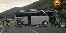 Tragedia nel reatino, maxi-scontro tra autobus, camper e tre auto: cinque morti e 27 feriti