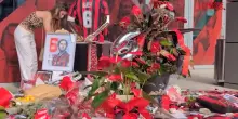 Morte Baresi, tifosi in processione a Casa Milan: fiori, sciarpe e disegni per il "Capitano"