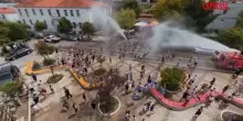 Albania, i vigili del fuoco rinfrescano i cittadini spruzzando acqua con i camion
