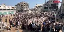 Gaza, funerale di massa per oltre 100 salme: sono le vittime di un attacco israeliano del 2023