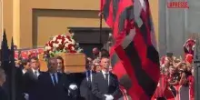 Funerali Franco Baresi, larrivo del feretro. Tifosi cantano: "C&egrave; solo un capitano"