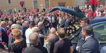 Funerali Franco Baresi, luscita del feretro: altri cori dei tifosi