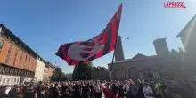 Funerali Baresi, la bandiera col numero 6 sventola davanti alla basilica di Sant&rsquo;Ambrogio
