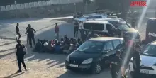 Ceuta, migranti in coda per ricevere cibo dalle autorit&agrave;