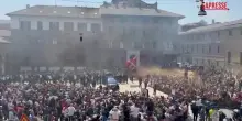 Funerali Baresi, cori e fumogeni alluscita della bara dalla chiesa
