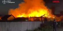 Ucraina, raid russo su Sumy: i vigili del fuoco alle prese con gli incendi