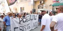 Campi Flegrei, il porto di Pozzuoli occupato da 2.000 cittadini in protesta