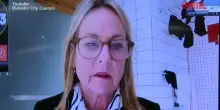 Nuova Zelanda, la consigliera comunale si collega dal bagno: imbarazzo in sala
