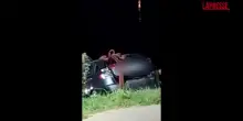 Torino, auto finisce nel Po: le immagini del recupero della vettura