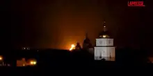 Ucraina, a Kiev si cerca rifugio nella metropolitana durante i bombardamenti russi