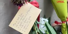 Francesco Guccini, fiori davanti alla casa di Bologna e il cartello: "Grazie di essere esistito"