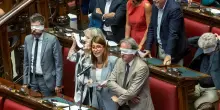 Caso Delmastro, la Camera nega l&rsquo;autorizzazione all&rsquo;utilizzo delle chat con Caroccia: bagarre e proteste in aula