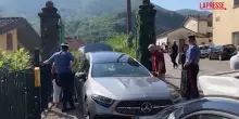 Guccini, i funerali a Pavana in forma privata: il carro funebre lascia labitazione tra gli applausi