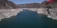 Nevada, cala il livello di acqua nella diga di Hoover: lo stupore dei turisti