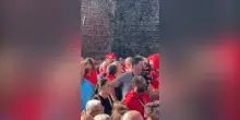 Si voltano di spalle durante lintervento di La Russa, il video della polemica a Marcinelle