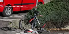 Investe con l&rsquo;auto ciclisti dopo una lite, poi torna indietro e li investe di nuovo: 4 feriti