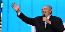 Gerry Scotti compie 70 anni, gli auguri a sorpresa di Pier Silvio Berlusconi alla Ruota della Fortuna