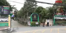 Thailandia, fiori e preghiere sul luogo della sparatoria in una scuola