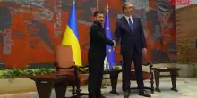 Zelensky incontra Vucic a Belgrado: la stretta di mano