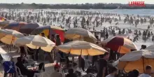 Gaza, palestinesi in spiaggia per sfuggire al caldo torrido: il litorale invaso dalla folla