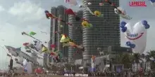 Sri Lanka, centinaia di aquiloni colorano il cielo di Colombo