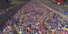 Mosca, il carnevale sul SUP: centinaia in costume sul fiume Yauza