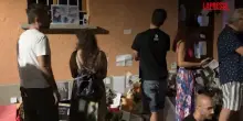 Francesco Guccini, i fan cantano a Via Paolo Fabbri 43 fino a notte fonda nel giorno dei funerali