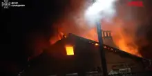 Ucraina, 10 feriti in attacco russo a Sumy: unabitazione in fiamme