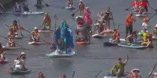 Russia, il carnevale dei Sup a Mosca sul fiume Jauza